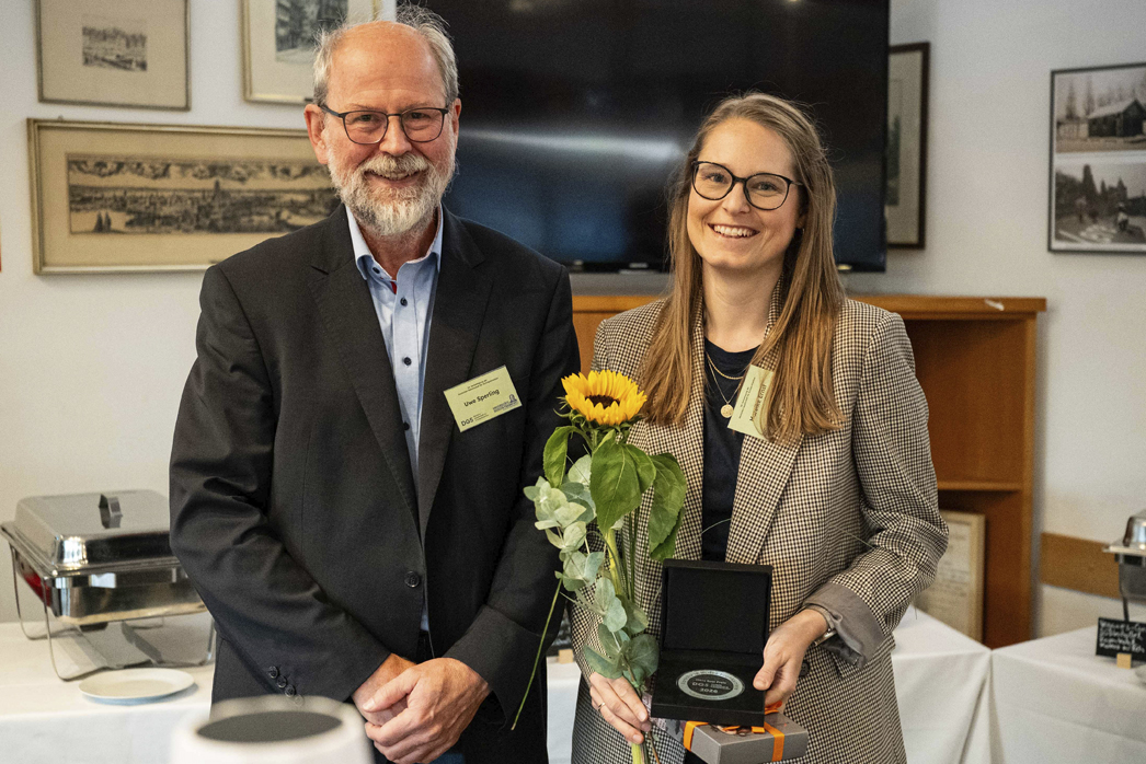 Übergabe des Hans-Rost-Preises an Dr. Mareike Ernst durch Dr. Uwe Sperling