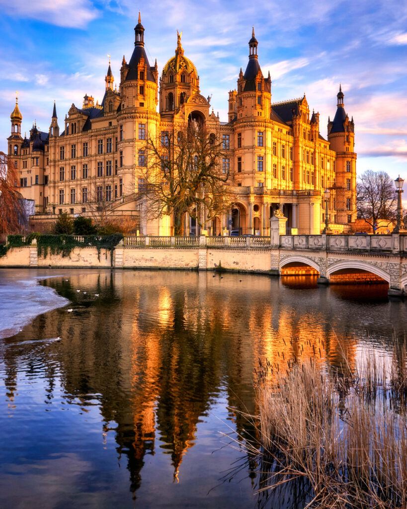 Das Bild zeigt das Schweriner Schloss aus Sicht der Schlossbrücke.