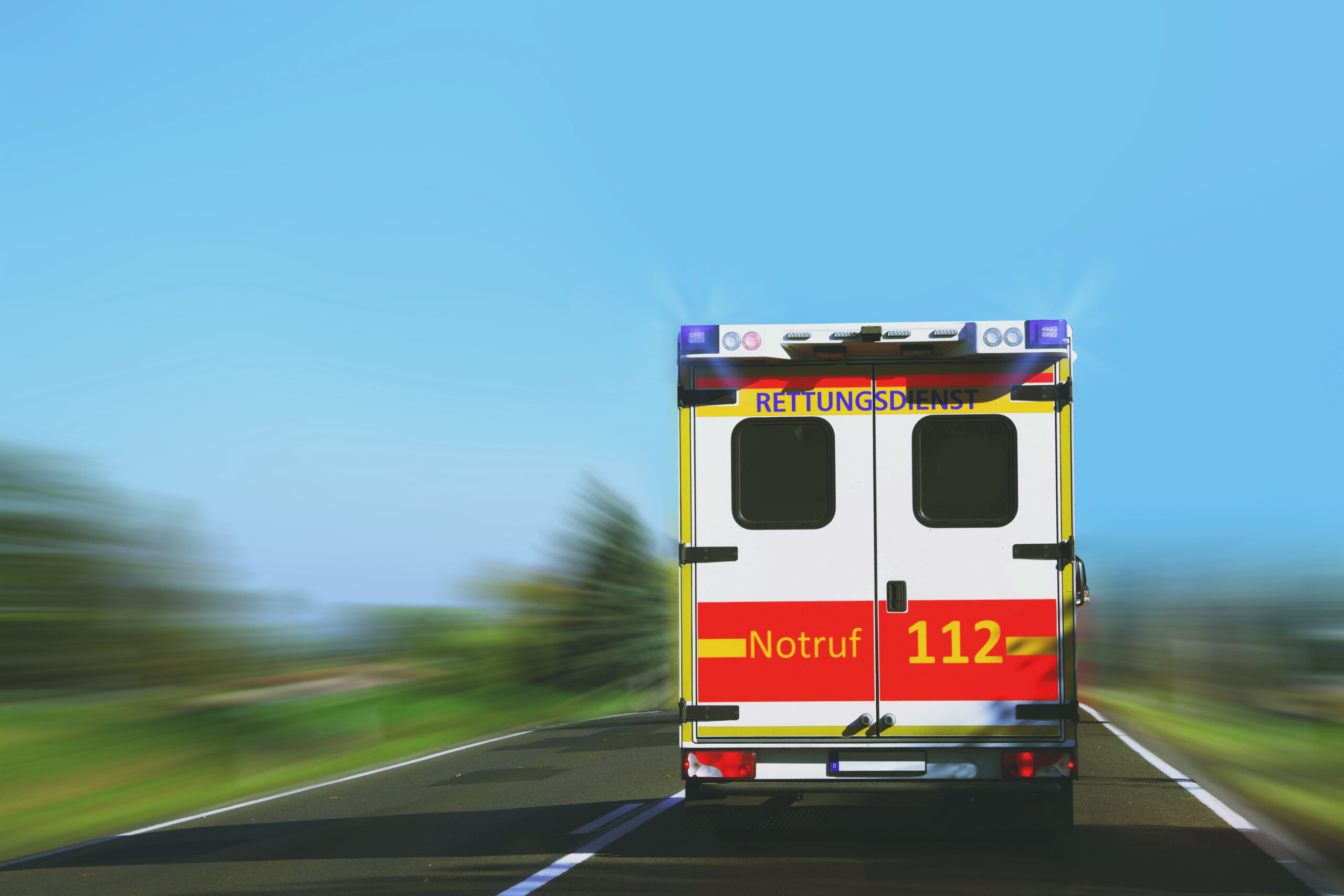 Sie haben einem Notfall. Sie brauchen sofort Hilfe. Das Bild zeigt einen Rettungswagen. Falls Sie in einer Notlage sind, rufen Sie die 112.